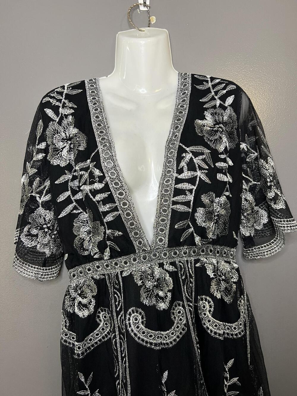 Honey Punch Romper Womens Large Black Mesh Floral Embroidered Lined V Neck Party